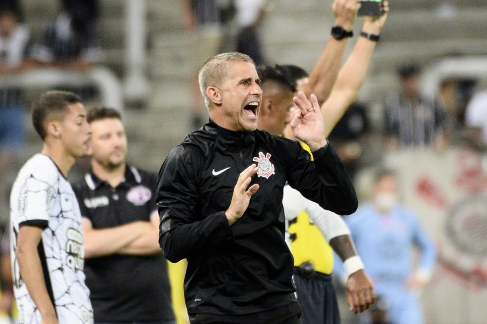 Sylvinho durante Corinthians x Ferroviária — Foto: Marcos Ribolli