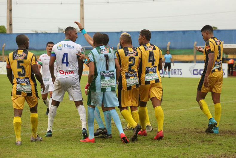 Presidente manda time sair de campo, e Altos vence Timon pelo Piauiense