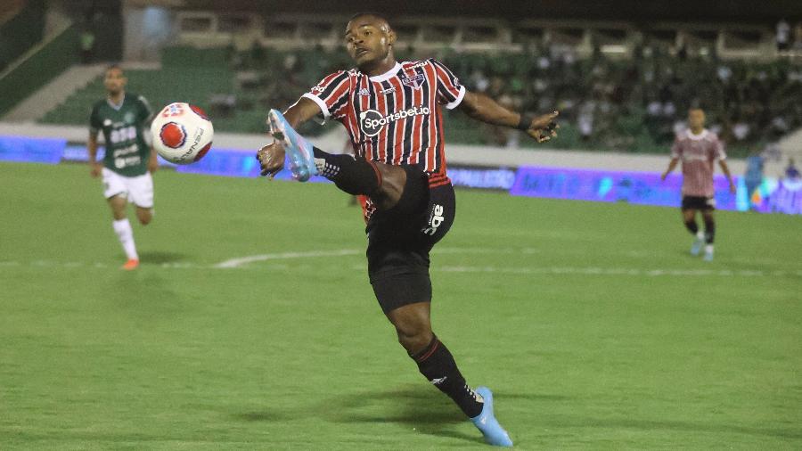 Nikão se estica para dominar a bola no jogo do São Paulo contra o Guarani | Imagem: Rogério Capela/AGIF