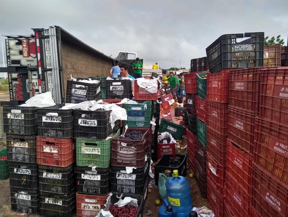 Caminhão carregado de frutas tomba na BR-316 e marginal fica interditada