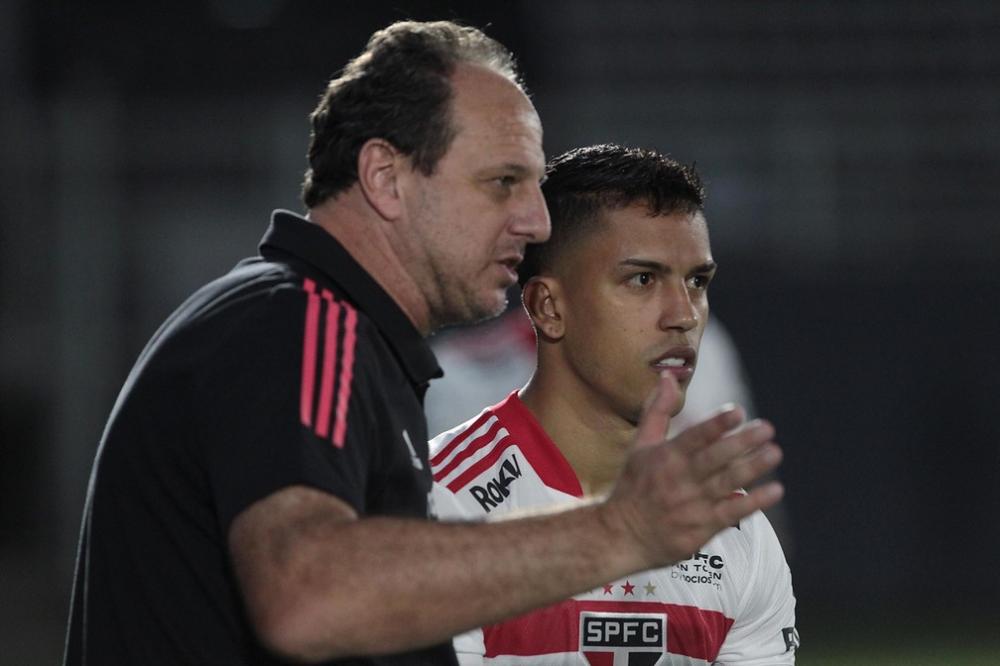 Rogério Ceni e Igor Vinicius conversam durante a derrota para o Bragantino — Foto: Rubens Chiri / saopaulofc.net