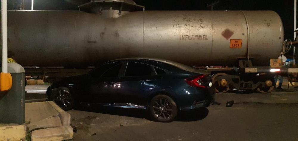 Carro é atingido por trem ao tentar cruzar passagem de nível em Teresina