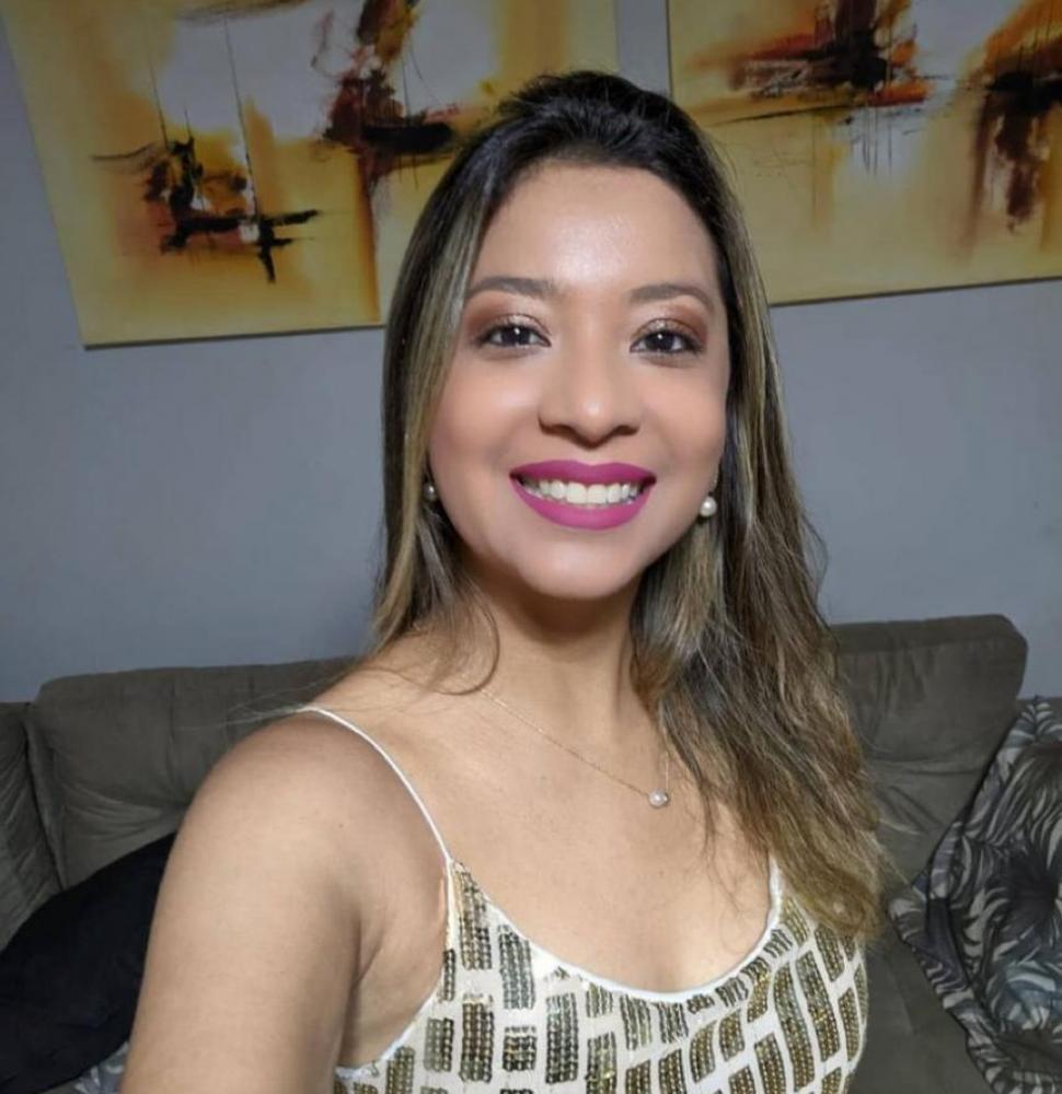 Professora é sepultada sob comoção e recebe homenagens em Teresina