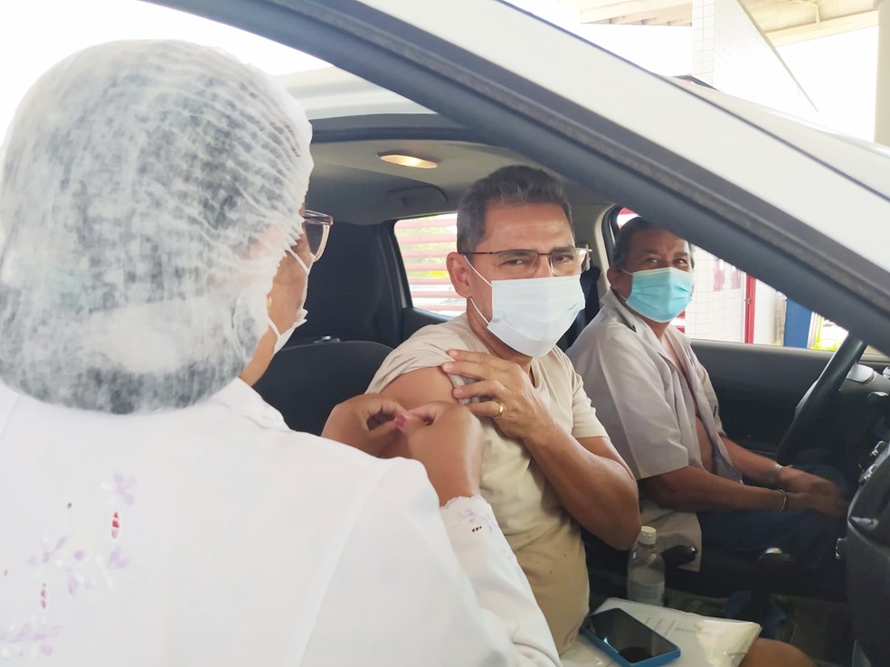 Vacinação contra a Covid-19 em drive-thru na cidade de Teresina — Foto: Ilana Serena