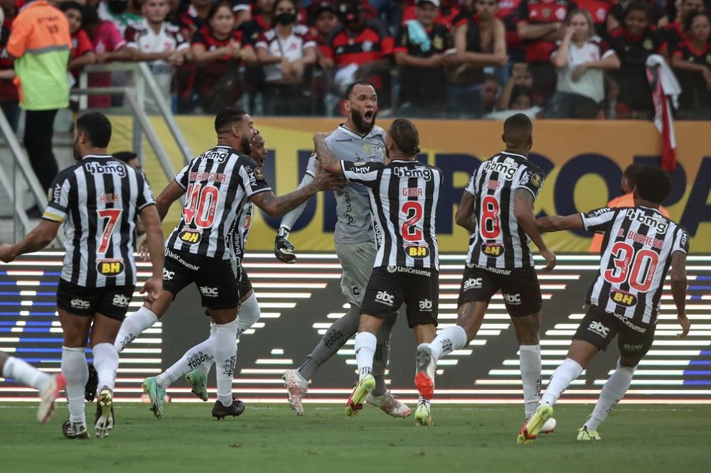 Goleiro Everson comemora vitória nos pênaltis contra o Flamengo — Foto: Pedro Souza/Atlético-MG