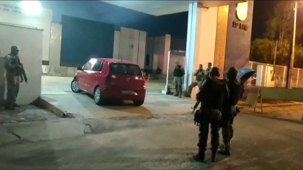 Professora é mantida refém por aluno durante duas horas em frente a Batalhão
