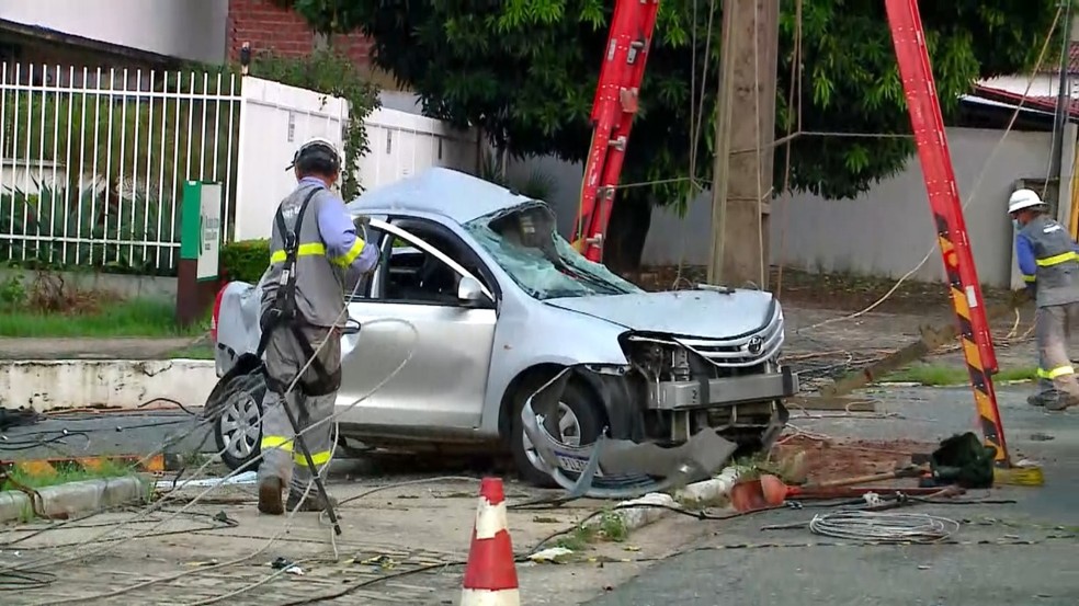 Suspeitos de assalto roubam carro de agente da PRF e colidem com poste na fuga