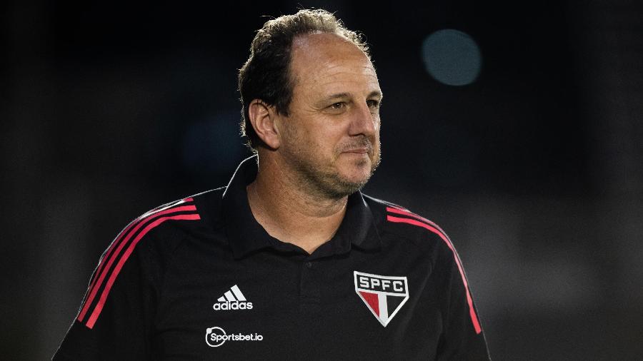 Técnico Rogério Ceni durante partida do São Paulo contra o Red Bull Bragantino, pelo Paulistão 2022 | Imagem: LEONARDO SGUACABIA/THENEWS2/ESTADÃO CONTEÚDO