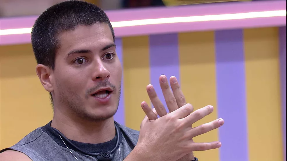 Arthur Aguiar conversa com Laís sobe Jade Picon: 'Não é que eu tenho medo dela. É que sou estrategista' — Foto: Globo