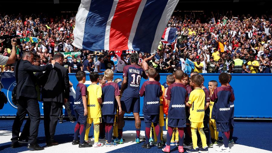 Neymar saúda a torcida do PSG em sua apresentação, em 2017 | Imagem: REUTERS/Christian Hartmann