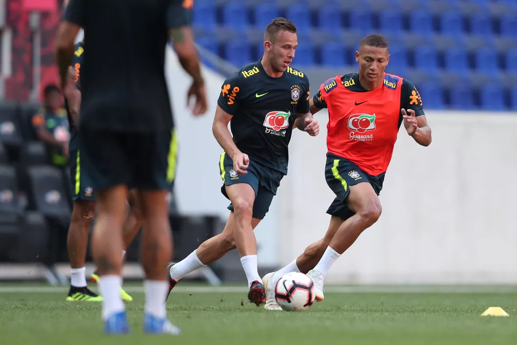 Arthur e Richarlison juntos, em treino da Seleção: dupla está de volta ao selecionado brasileiro — Foto: Lucas Figueiredo / CBF
