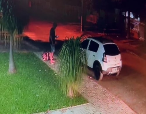 Personal flagra esposa fazendo sexo com morador de rua dentro de carro