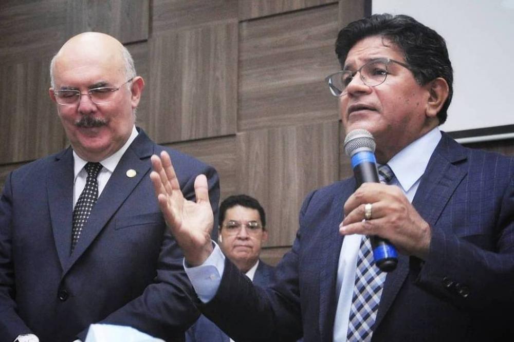 Ministro da Educação, Milton Ribeiro, com os pastores Arilton Moura (ao fundo) e Gilmar Santos em culto em Goiânia (GO); - Reprodução/ redes sociais
