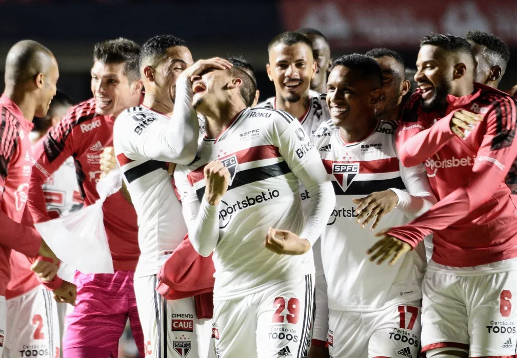 Pablo Maia é festejado por colegas após golaço pelo São Paulo - o primeiro dele como profissional — Foto: Marcos Ribolli