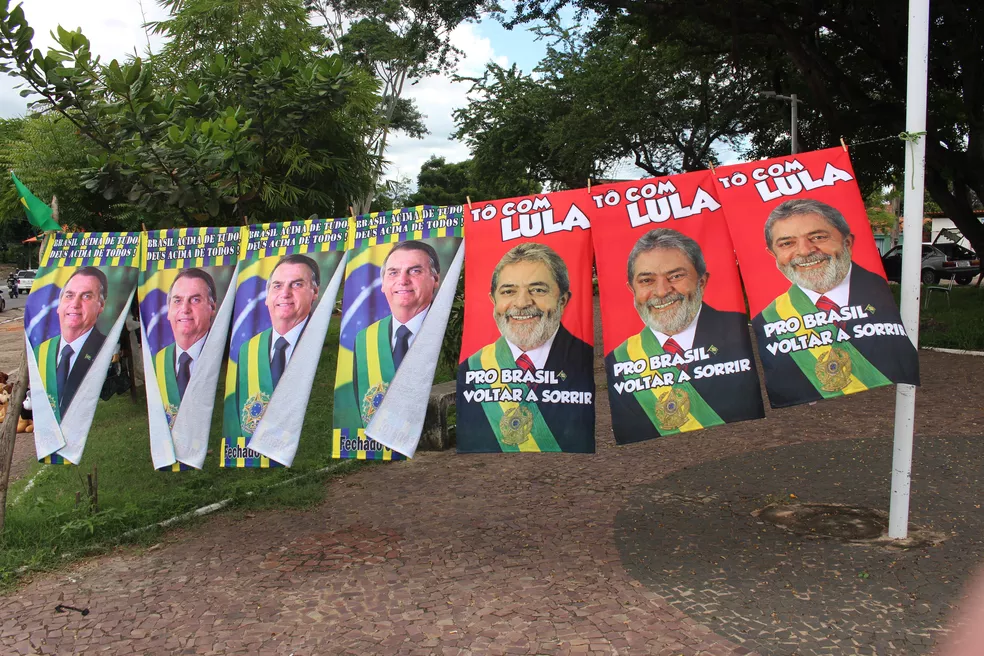 Justiça Eleitoral determina remoção de toalhas com apoio a Lula e Bolsonaro das ruas de Teresina — Foto: Layza Mourão/g1