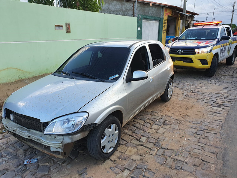 Motorista de aplicativo é roubado, acha suspeitos e recupera carro