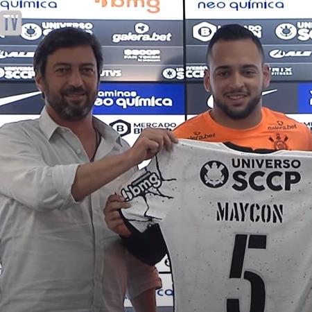 Maycon é apresentado no Corinthians ao lado de Duilio e Roberto de Andrade com marca do Universo SCCP na camisa | Imagem: Reprodução