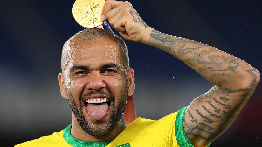 Daniel Alves com a medalha de ouro das Olimpíadas de Tóquio | Imagem: Alexander Hassenstein/Getty Images