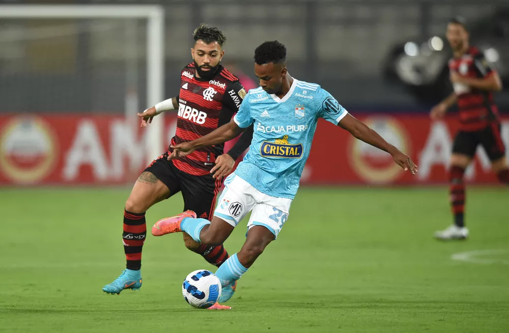 SPORTING CRISTAL X FLAMENGO — Foto: ERNESTO BENAVIDES / AFP