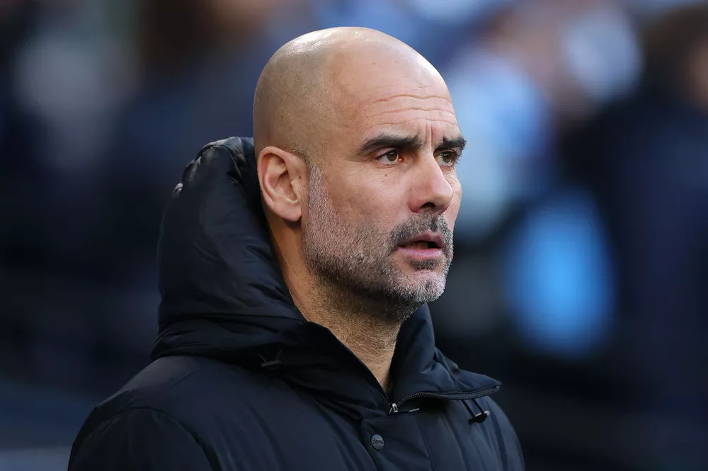 Pep Guardiola em ação no comando do Manchester City — Foto: Getty Images