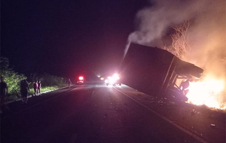 BR-343: ambulância e caminhão batem e duas pessoas morrem carbonizadas