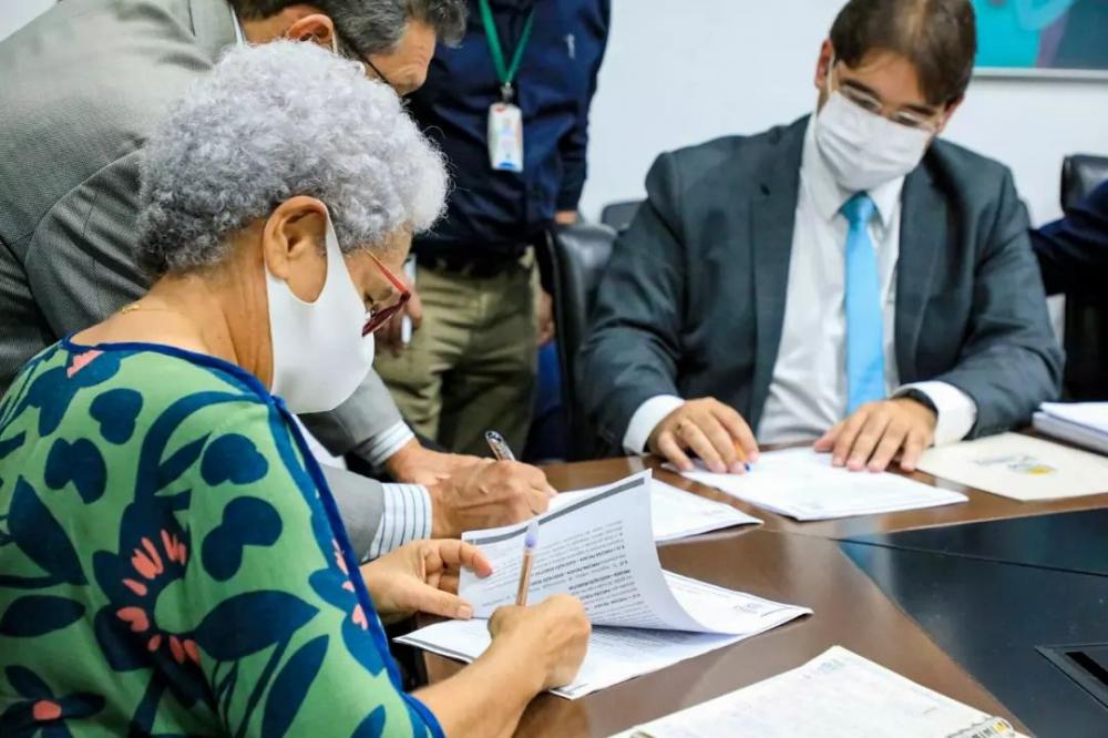 Regina Sousa assina contrato de gestão e compra de equipamentos da nova Maternidade