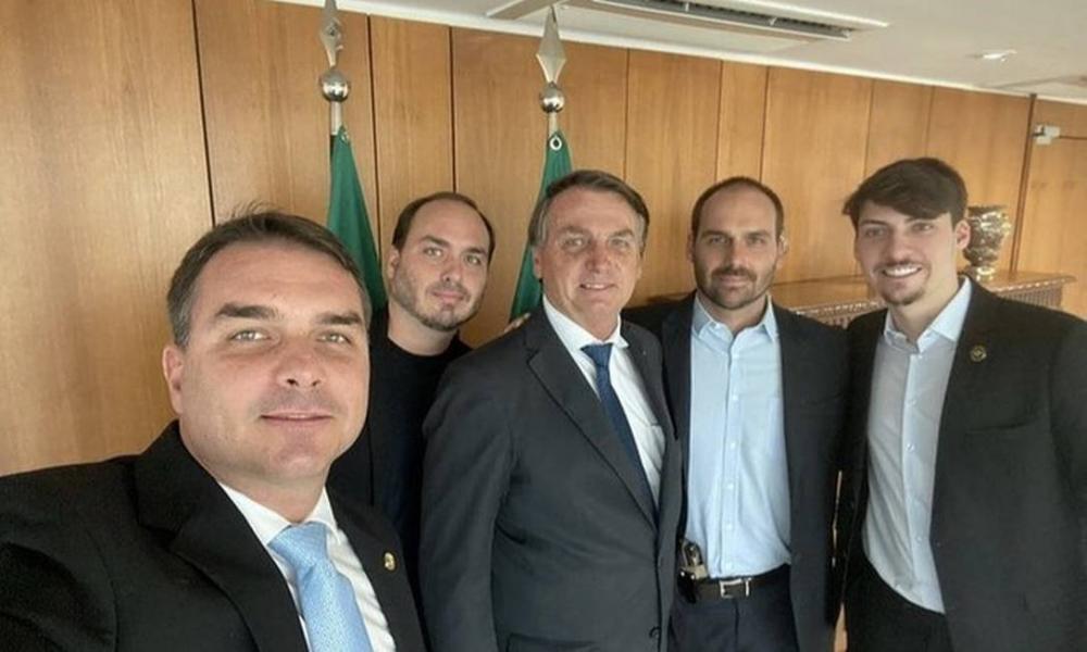 Jair Bolsonaro e os filhos Flávio, Carlos, Eduardo e Jair Renan | Foto: Reprodução