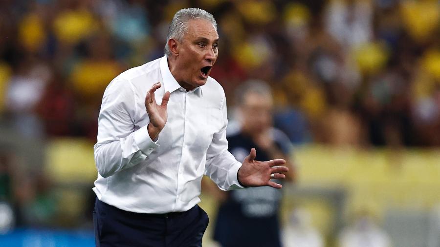 O técnico Tite reage durante jogo da seleção brasileira contra o Chile pelas Eliminatórias da Copa do Mundo, no Maracanã | Imagem: Buda Mendes/Getty Images