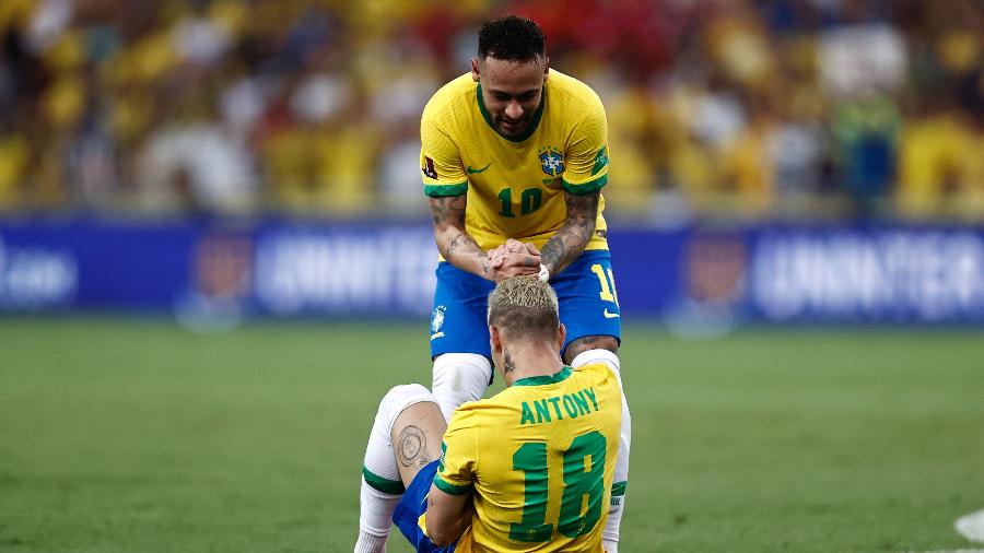 Neymar ajuda Antony durante jogo entre a seleção brasileira e o Chile pelas Eliminatórias | Imagem: Buda Mendes/Getty Images