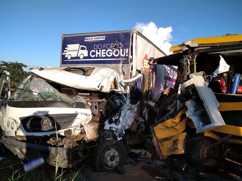 Acidente entre ônibus escolar e caminhão deixa 11 feridos na BR 315