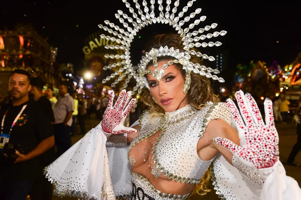 Ana Paula Minerato no desfile da Gaviões da Fiel — Foto: Agnews