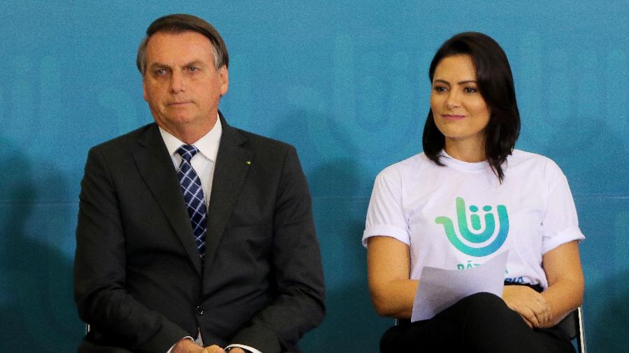 Um ano depois, Bolsonaro e Michelle evitam tratar do cheque de Queiroz 