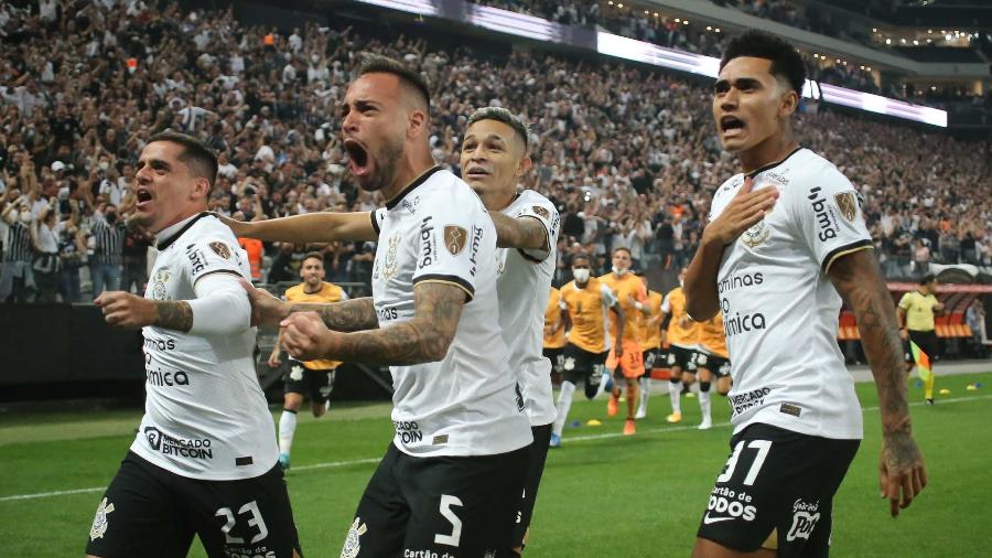 Fagner, Maycon, Adson e Du Queiroz comemoram gol do Corinthians sobre o Boca Juniors | Imagem: NELSON GARIBA/AGÊNCIA F8/ESTADÃO CONTEÚDO