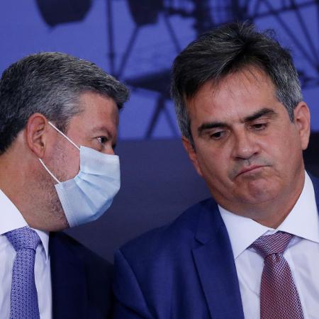 Arthur Lira (de máscara) conversa com Ciro Nogueira em cerimônia no Palácio do Planalto, em Brasília | Imagem: Adriano Machado/Reuters