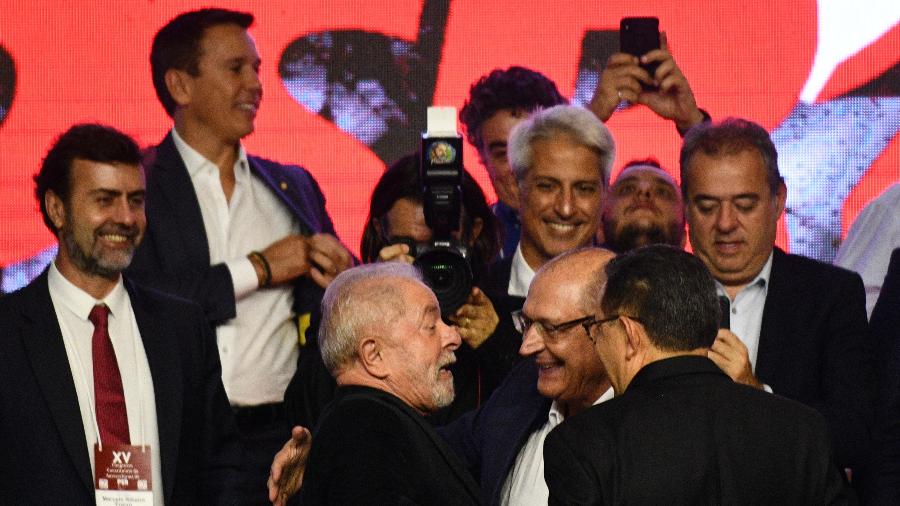 Lula e Alckmin se abraçam em evento do PSB em Brasília | Imagem: MATEUS BONOMI/AGIF - AGÊNCIA DE FOTOGRAFIA/ESTADÃO CONTEÚDO