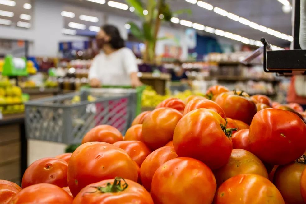 Com o mês de março registrando o maior índice de inflação para o período desde 1994, o brasileiro viu seu poder de compra cada vez mais corroído — Foto: Roberto Gardinalli/Futura Press/Estadão Conteúdo