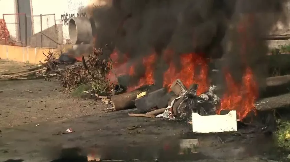 Moradores queimam pneus e fecham avenida durante protesto contra reintegração de posse em Teresina