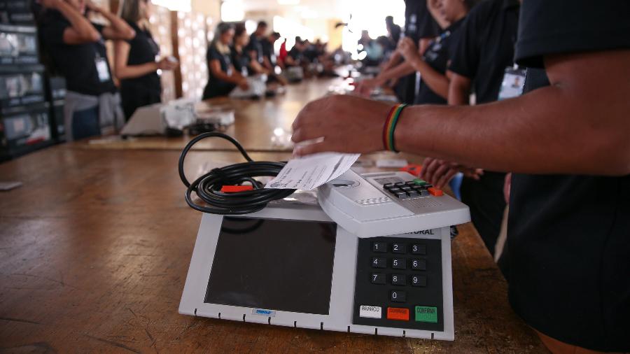 Funcionários do TRE do Distrito Federal realizam teste e lacração de urnas eletrônicas | Imagem: Pedro Ladeira/Folhapress