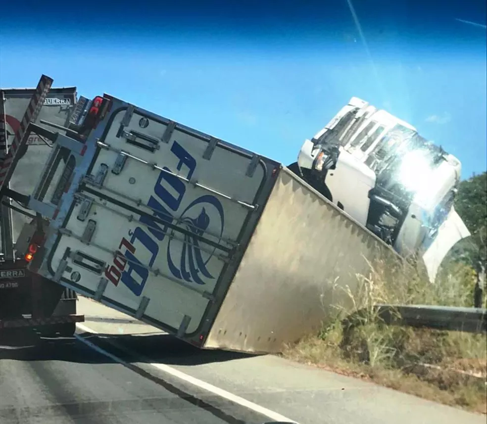 Colisão entre três caminhões deixa rodovia BR-135 parcialmente bloqueada