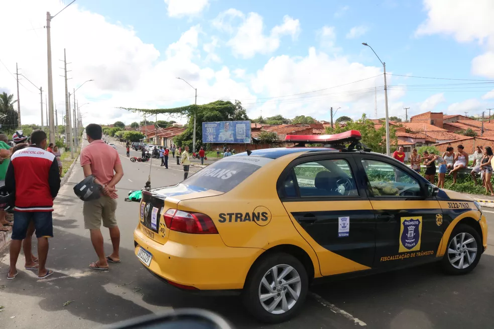 Motociclista morre próximo à Ponte Anselmo Dias, em Teresina, após ser 'fechado' por carro — Foto: Ilanna Serena