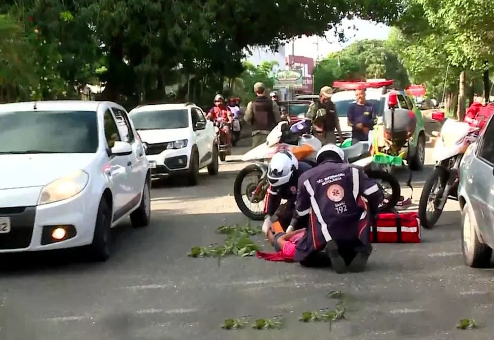 Mulheres ficam feridas em colisão entre moto e carro na Av. Kennedy, Zona Leste de Teresina — Foto: Reprodução/TV Clube