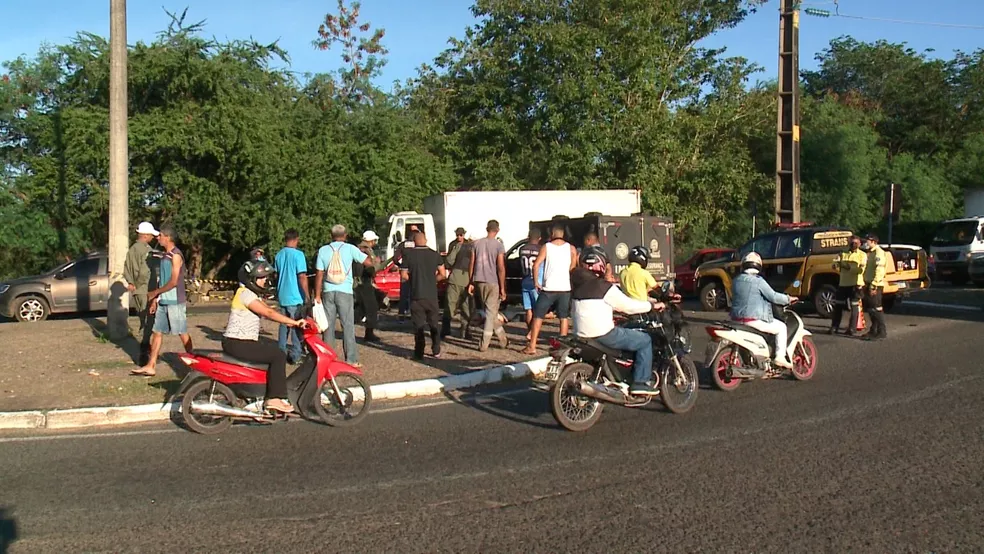 Motociclista morre ao colidir com poste em rotatória na Avenida Maranhão