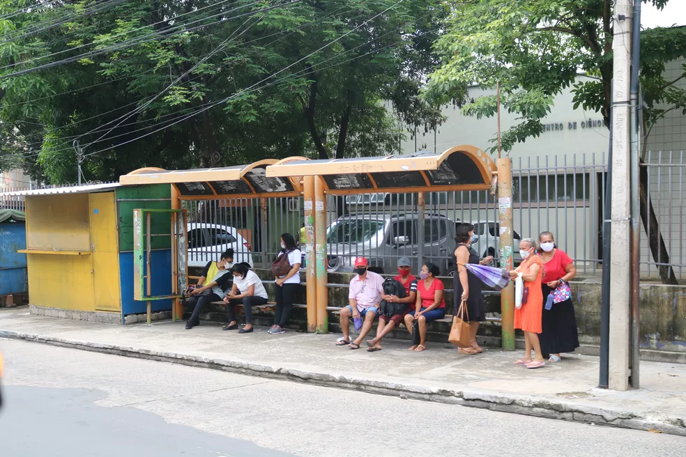 Usuários do transporte público de Teresina aguardam em parada — Foto: Ilanna Serena