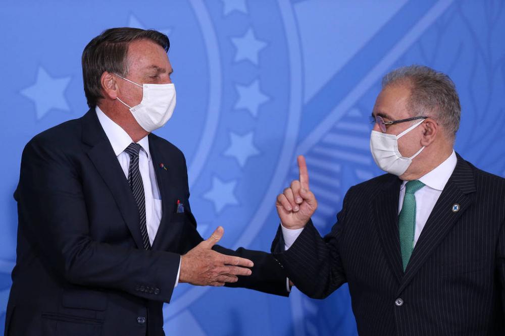 O presidente Jair Bolsonaro cumprimenta o ministro Marcelo Queiroga durante evento no Palácio do Planalto - Pedro Ladeira - 26.mai.21/Folhapress