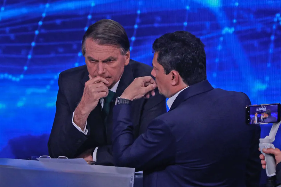 O ex-juiz e ex-ministro Sergio Moro assessorou Bolsonaro durante o debate deste domingo (16) — Foto: Alisson Sales/Fotorua/Estadão Conteúdo