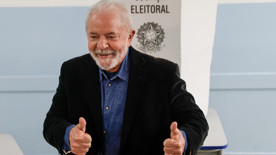 2.out.2022 - O candidato Luiz Inácio Lula da Silva (PT) vota em São Bernardo do Campo (SP) Imagem: Alexandre Schneider/Getty Images