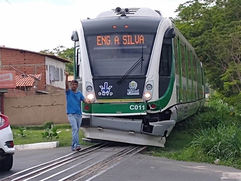 Acidente com VLT na Higino Cunha envolve pelo menos três carros