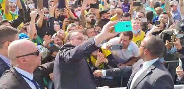 Bolsonaro pagou cercadinho com cartão corporativo até quando estava de férias