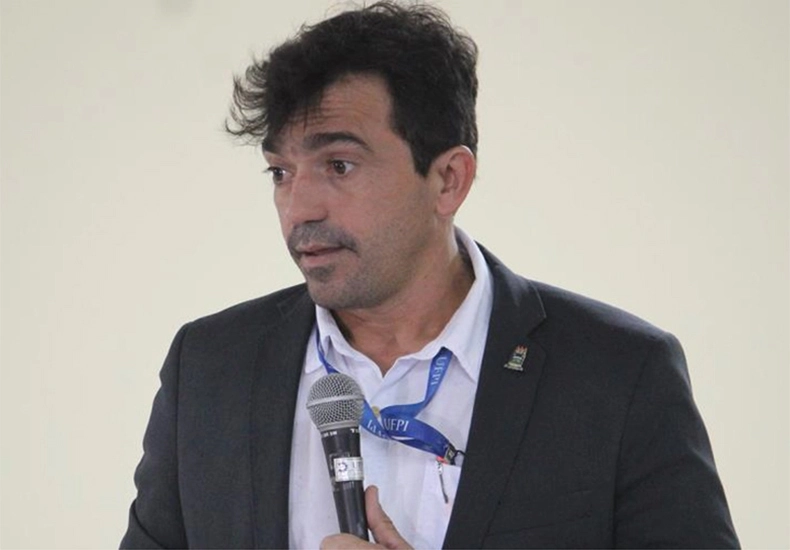 Indiciado por estelionato, reitor da UFDPar é exonerado do cargo