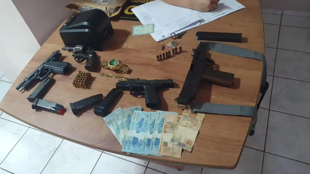 MP faz buscas contra grupo suspeito de tráfico de drogas e compra ilegal de armas de fogo